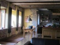 Stiilne elamu kesklinna lähistel