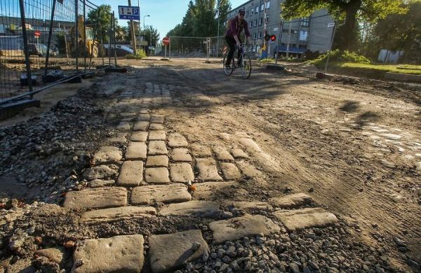 Telliskivi tänava vana sillutis, mis tuli välja tänava kapitaalremondi käigus 2013. aasta hilissuvel (Delfi foto).