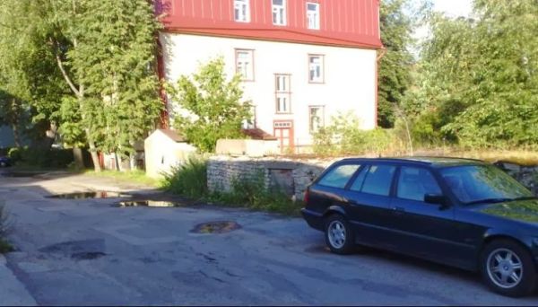 Fotol tühi Ristiku põik 5 kinnistu, taamal paistab Ristiku põik 3 kortermaja. Fotol tühi Ristiku põik 5 kinnistu, taamal paistab Ristiku põik 3 kortermaja.
