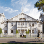 251107 251107 Pärnus jõudis sarikapeoni ajalooline arhitektuuripärl ja vabariigi uhkemaid suvitushooneid – Pärnu Bellevue 1