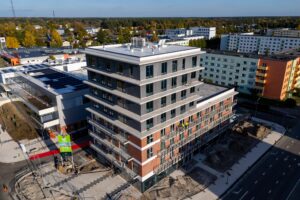 261002 Pärnu uus maamärk saavutas täiskõrguse Papiniidu 50 elu ja ärikeskuse sarikapeol tänati ehitajaid